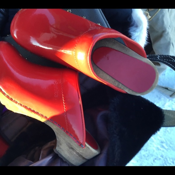 sanita red patent leather clogs